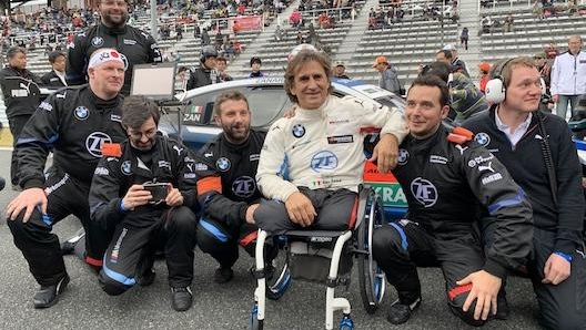 Alex Zanardi con i ragazzi del box sempre sorridente