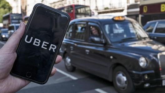 Un utente di Uber a Londra. Epa