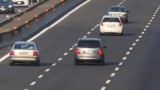 Alcuni vetture in autostrada. Ansa