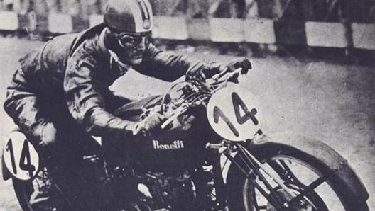 1950: il secondo campione del Mondo della 250 Dario Ambrosini sulla Benelli. Quando lItalia motociclistica si divideva fra GUZZISTI e BENELLISTI