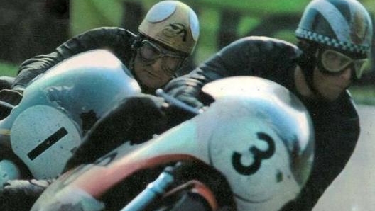 Un duello tra Phil Read (Yamaha) e Mike Hailwood (Honda)