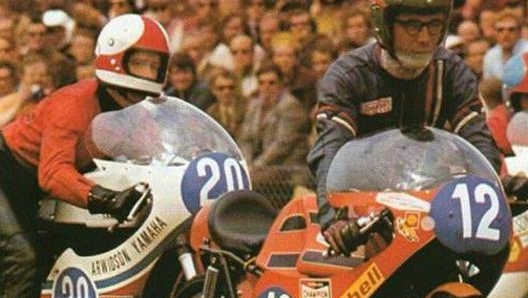 Renzo Pasolini (a destra, Harley Davidson-Aermacchi) e dietro di lui Jarno Saarinen (Yamaha)