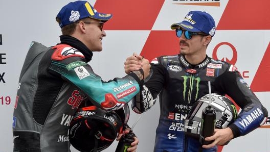 Fabio Quartararo (a sinistra) dà il cinque a Maverick Viñales dopo le qualifiche a Phillip Island. Afp