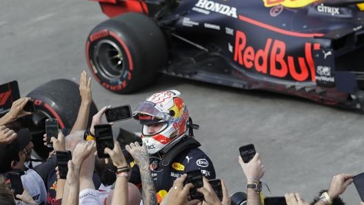 Max Verstappen festeggiato dopo la vittoria in Brasile. Ap