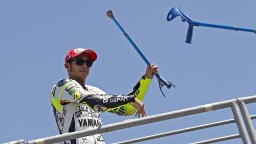 Rossi lancia le stampelle... dal podio!