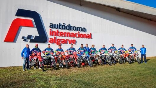 Il team Maglia Azzurra schierato a Portimao