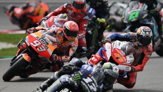 I piloti al via: Viñales davanti, poi Miller e Marc Marquez. Afp