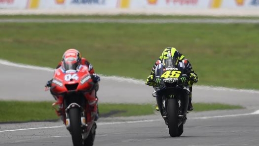 Dovi tallonato da Rossi: che duello fra i due in gara a Sepang! Afp