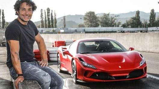 Giorgio Rocca accanto alla Ferrari F8 Tributo che ha provato per noi. Piloterà ad Adria la smart della Gazzetta