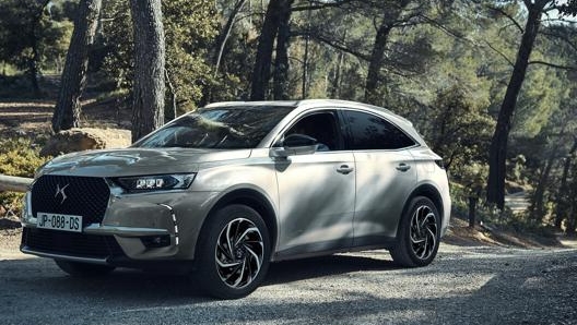 La DS7 crossback e-tense, due motori elettrici per una potenza di 300 Cv