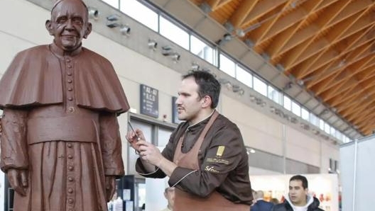 Dalla Vecchia durante la realizzazione della scultura di Papa Francesco