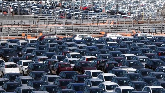 Auto pronte per il trasporto nelle concessionarie. Ansa