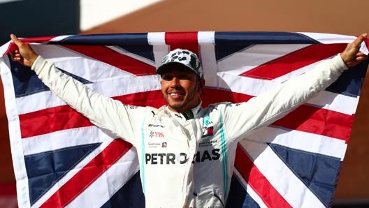 Lewis Hamilton festeggia il 6° mondiale. Afp