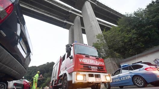 Controlli a un viadotto della A26 nel settembre del 2018. Ansa