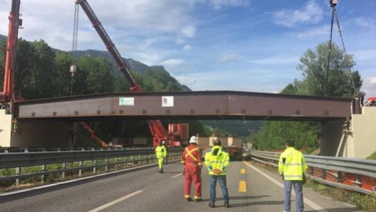 La posa di un nuovo ponte in provincia di Lecco. Ansa