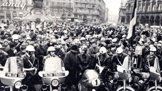 Agostini e la sua MV 500 in prima fila a guidare il corteo che sfila nelle strade del centro di Milano per la Rosa d’Inverno