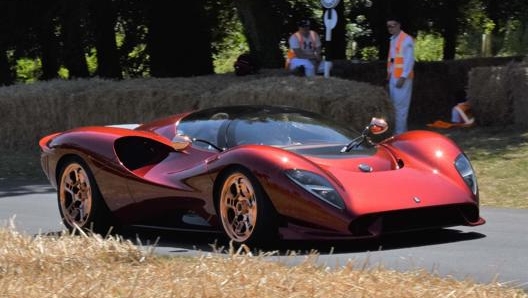 La De Tomaso P72, una gran turismo dalle linee retrò che condivide il telaio in carbonio con la Apollo Intensa Emozione