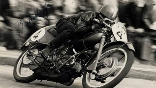 Bruno Ruffo in azione sulla Guzzi 250 Gambalunghino