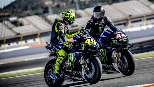 Rossi catechizza Hamilton in sella alla Yamaha a Valencia