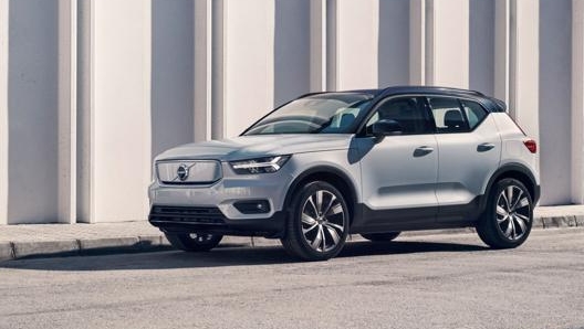 La Volvo XC40 P8 AWD Recharge è un Suv da 4,4 metri con due motori per 408 cavalli in totale