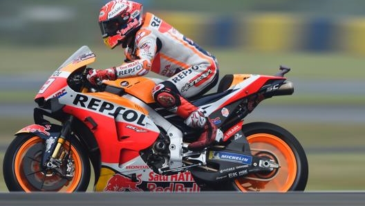 Marc Marquez durante le qualifiche a Le Mans. Afp