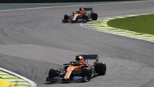 Lando Norris seguito da Carlos Sainz nel GP del Brasile. LaPresse