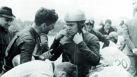 Nel 1962 sul circuito di Imola per la Coppa d’Oro Shell Jim Redman aal fianco di Hocking che giunse dai box a piedi sulla griglia