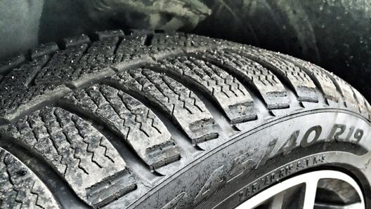 Un pneumatico da neve Pirelli Sottozero da 19 pollici, oggi le gomme termiche hanno raggiunto diametri e prestazioni molto elevati