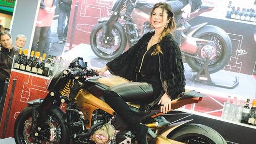 Alba Parietti sulla special esposta l’anno scorso da Motul, che quest’anno sarà main sponsor di MBE per il sesto anno consecutivo