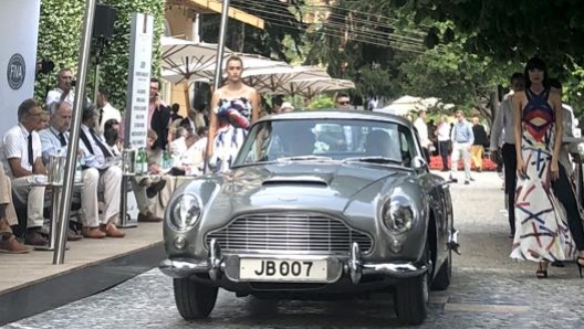 Una Aston Martin DB5 normale, senza mitragliatrici e rostri