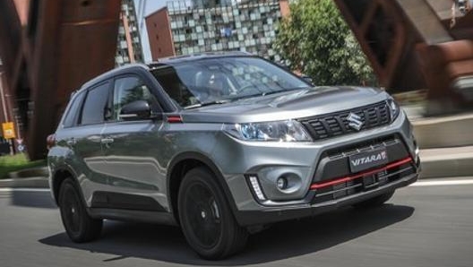 La Suzuki Vitara Katana è in colore grigio Londra