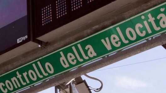 Il tutor legge le targhe e misura la velocità media dei veicoli