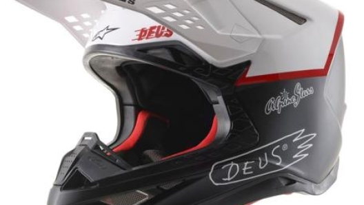 Il casco Supertech M8 con gli esclusivi loghi Deus. Costa 450 euro