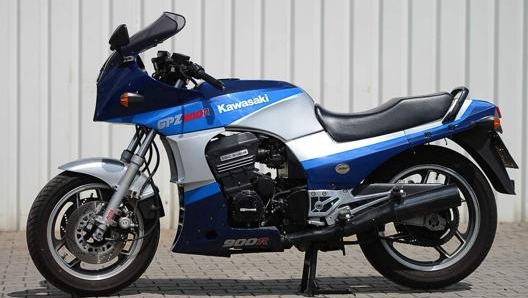 Blu e argento per questa Gpz 900R