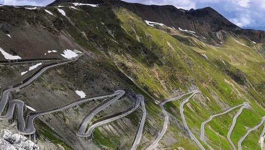 La statale 38 collega Valtellina a Val Venosta passando sullo Stelvio