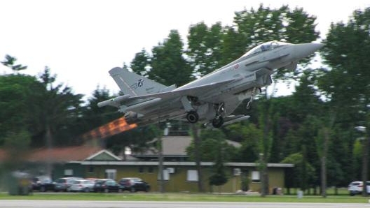 I due turbofan EJ200 generano una spinta di ben 180 kN, grazie alla quale L’Eurofighter può raggiungere i 2500 km/h di velocità massima