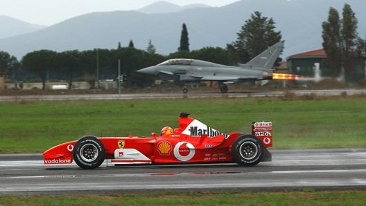 La prima manche andò alla Ferrari di Schumi, la seconda all’Eurofighter di Cheli: a determinare il vincitore fu la sfida sui 1.200 metri