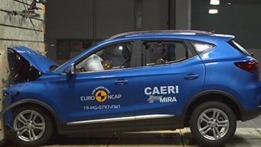 L’elettrica Mg Zs-Ev se la cava bene nel proteggere durante l’urto laterale, critica la frenatura automatica