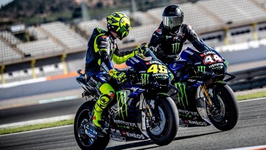 Valentino Rossi con Lewis Hamilton sulle Yamaha a Valencia