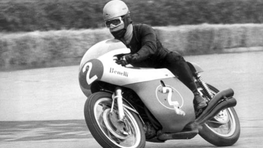 Renzo Pasolini in azione su Benelli. Il pilota morirà nel 1973 dopo un incidente che ha portato alla morte anche Jarno Saarinen