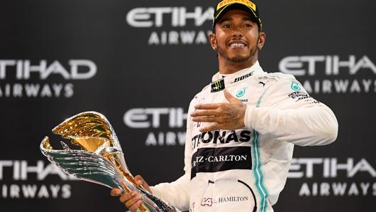 Lewis Hamilton esula sul podio di Abu Dhabi