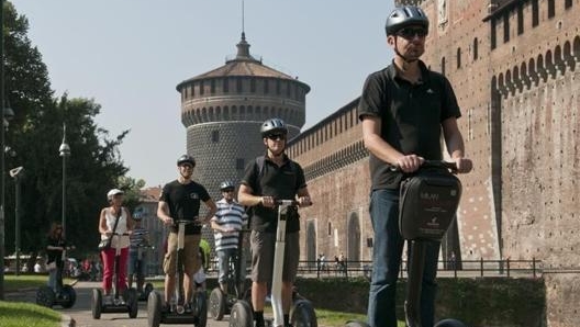 Alcuni Segway circolano nella zona pedonale intorno al Castello Sforzesco