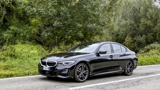 La Bmw serie 3 320d da 190 Cv e cambio automatico in allestimento M Sport è proposta a un prezzo di 46.900 euro