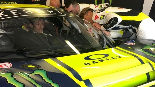 Valentino Rossi in auto con Alessio Salucci e Luca Marini