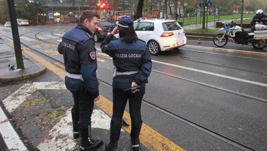 Agenti della polizia locale. Ansa