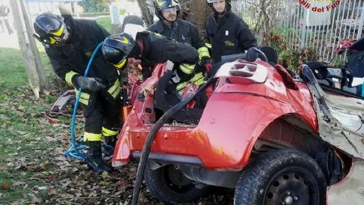 I vigili del fuoco impegnati sulla scena di un incidente stradale. Ansa