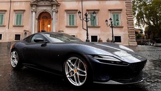 La Ferrari Roma in piazza del Quirinale nella capitale. Ansa