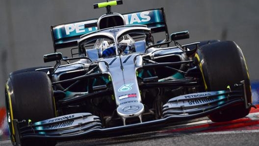 Valtteri Bottas in azione ad Abu Dhabi con la Mercedes. Afp