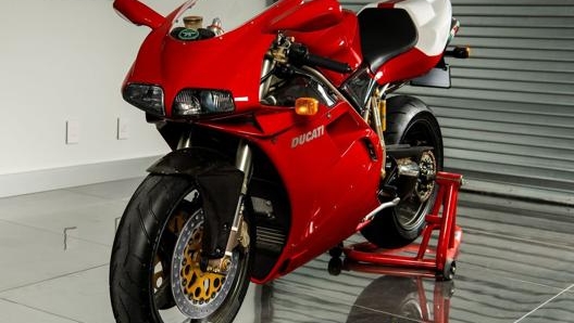 Tra tutte le versioni del capolavoro di Massimo Tamburini noi scegliamo la 916 Sps, versione stradale delle Ducati che correvano in Superbike. Foto: Classic Driver