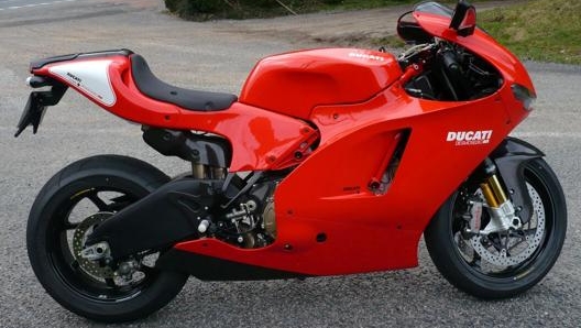 La prima vera MotoGP stradale è stata la Desmosedici RR, derivata direttamente dalla Ducati con cui Loris Capirossi vinse sei GP dal 2003 al 2006